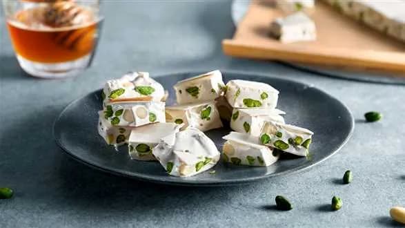 Nugat z migdałami i pistacjami torrone