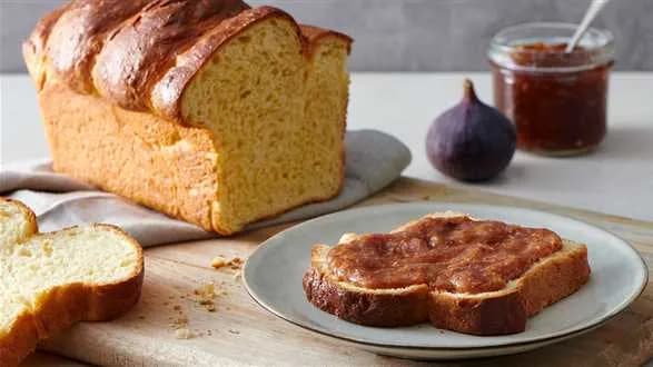 Chleb brioche z musem figowym