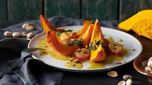 Pieczona dynia hokkaido z pesto z rukoli