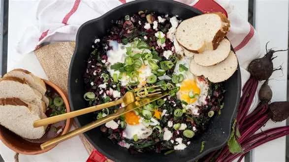 Szakszuka z botwinki