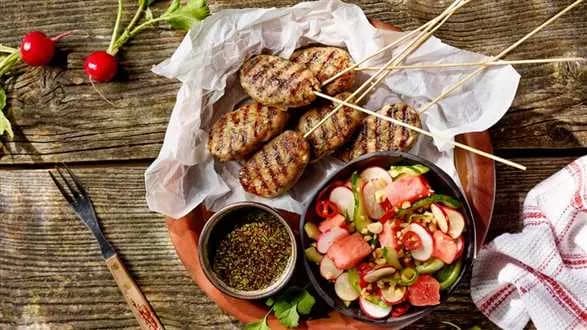 Krewetkowo-wieprzowe pulpeciki po wietnamsku z grilla z sałatką z arbuza i ogórka