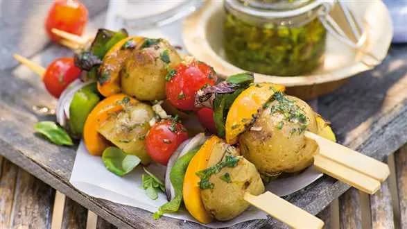 Kolorowe szaszłyki warzywne z morelami