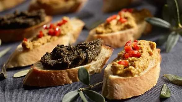Grzanki z czarną i zieloną tapenadą - pastą z oliwek