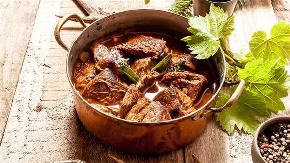 Gulasz ekstra z jelenia w czerwonym winie