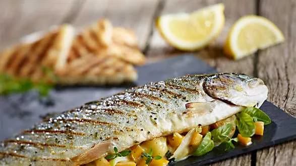 Pstrąg paprykowo-serowy z grilla