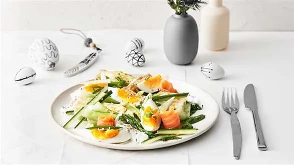 Pak choi z jajkiem i wędzonym łososiem