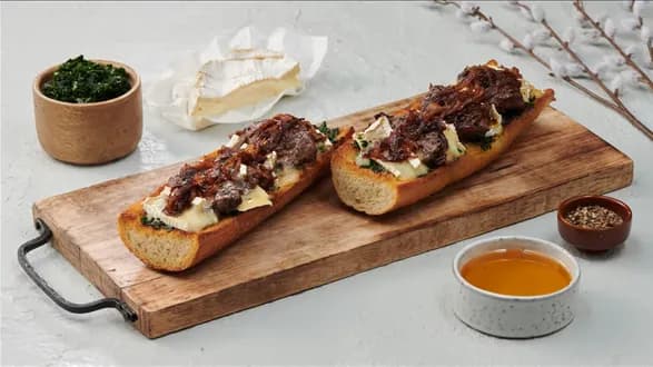 Bagietka z francuskim serem i wołowiną