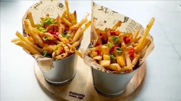 Frytki z sosem serowym