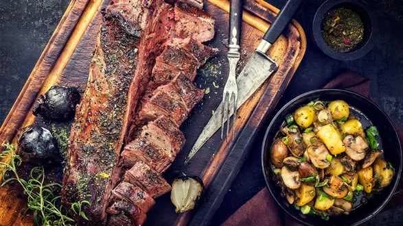 Grillowany jeleń z pieczarkami i ziemniakami