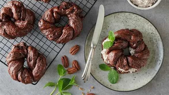 Czekoladowe bajgle z kremem śmietankowym