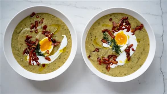 Krem z młodej kapusty z jajkiem i boczkiem