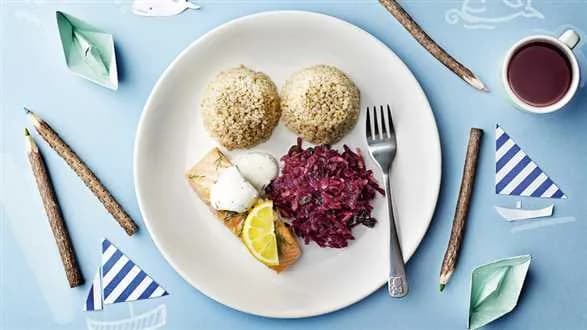 Łosoś z sosem koperkowym, kasza jęczmienną, surówka z czerwonej kapusty, herbatka malinowa