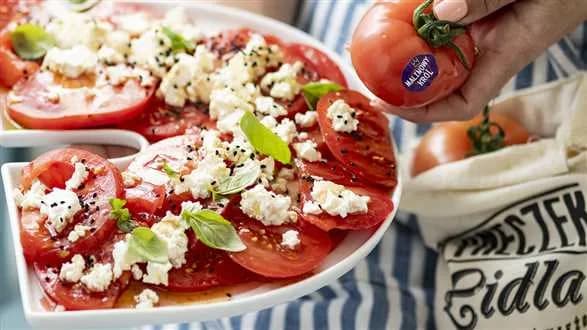 Sałatka pomidorowa z wędzonym twarogiem