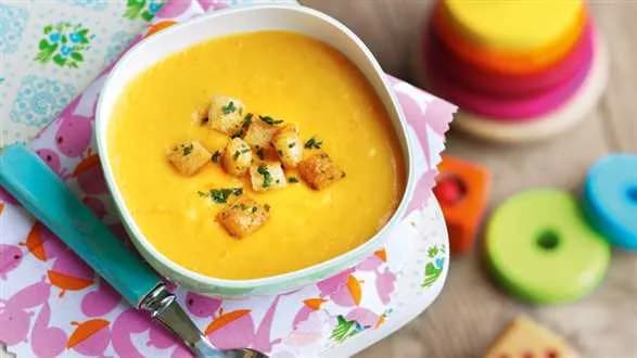 Zupa marchwiowo-ziemniaczana z grzankami ziołowymi