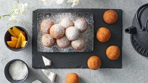 Azjatyckie pączki z mango i kokosem