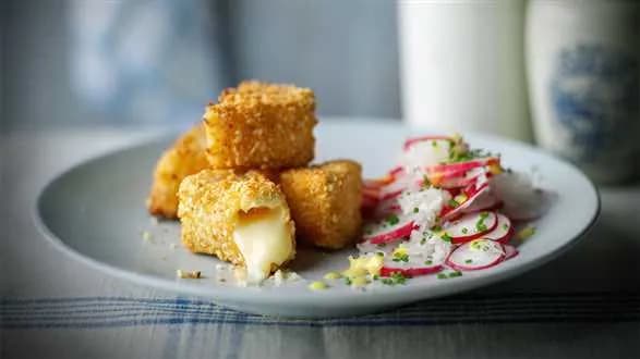 Sałatka z rzodkiewki ze smażonymi kawałkami sera camembert