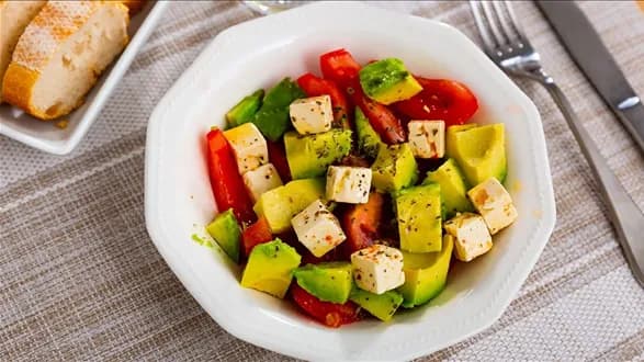 Sałatka z mozzarellą i pomidorami