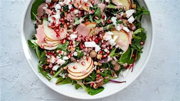 Sałatka z jabłkiem i granatem