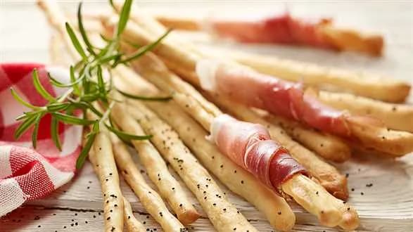 Grissini czosnkowe z szynką szwarcwaldzką
