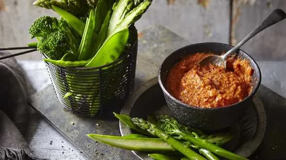 Zielone warzywa z dipem romesco