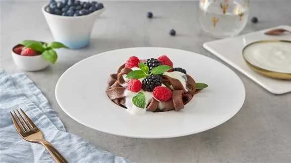 Czekoladowy makaron z owocami