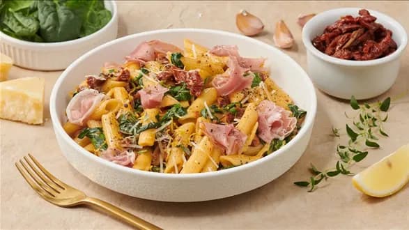 Penne w kremowym sosie z szynką parmeńską