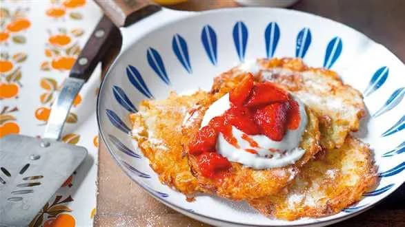 Placki ziemniaczane z purée ze świeżych truskawek