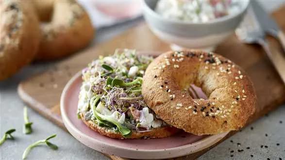 Bezglutenowy bajgiel z twarożkiem