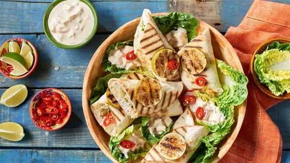 Tortilla z kurczakiem i salsą z pieczonej papryki