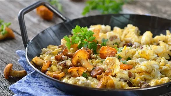 Jajecznica z kurkami