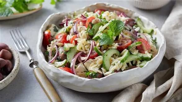 Sałatka w stylu greckim z makaronem kritharaki