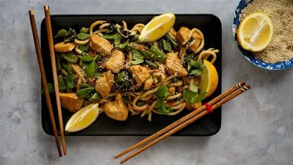Kurczak hoisin z makaronem udon