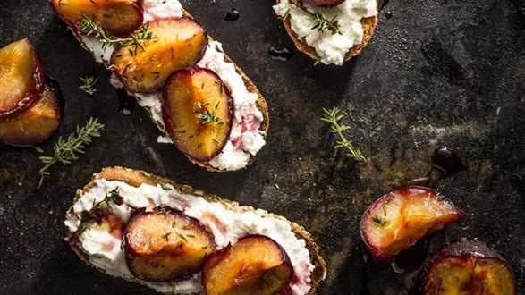 Chrupiące tosty z ricottą i śliwkami z tymiankiem