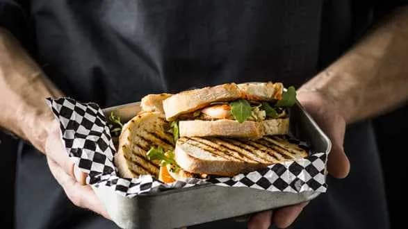 Zapiekane tosty z pieczonym kalafiorem i pastą z papryki