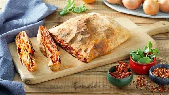 Scaccia z serami i salami