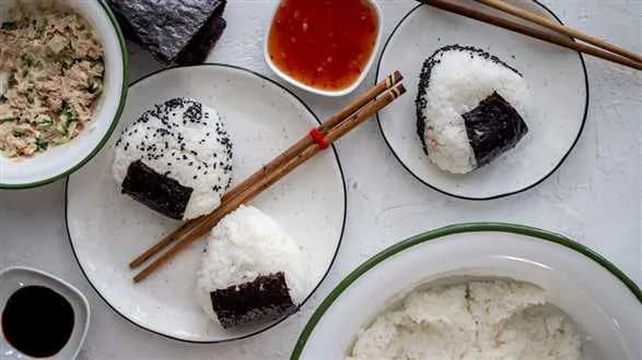 Onigiri z tuńczykiem i słodkim sosem chili