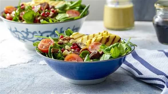 Sałatka z halloumi, rukolą i szpinakiem