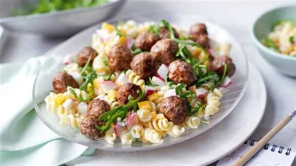 Sałatka z makaronem i klopsikami