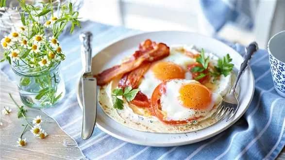 Tortilla z jajkiem i bekonem