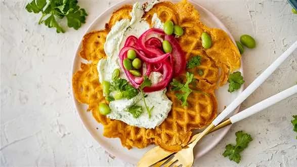 Gofrowe kanapki z serkiem i marynowaną cebulką