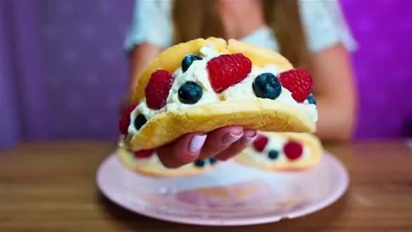 Biskwity z kremem i owocami