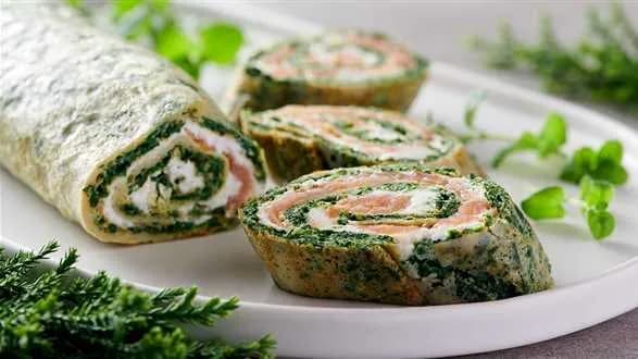 Rolada szpinakowa z wędzonym łososiem