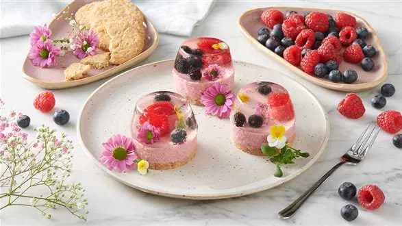 Monoporcje – malinowe serniczki na zimno z żywymi kwiatami