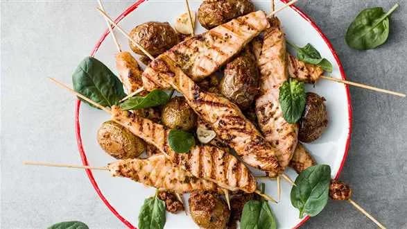 Lizaki z łososia z pieczonymi ziemniaczkami w pesto i ze szpinakiem