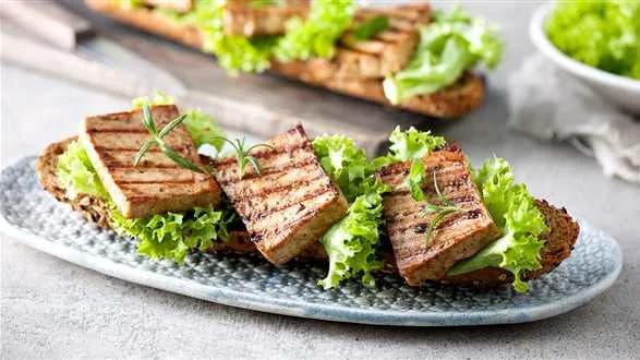 Grillowane tofu na bagietce z ziarnami