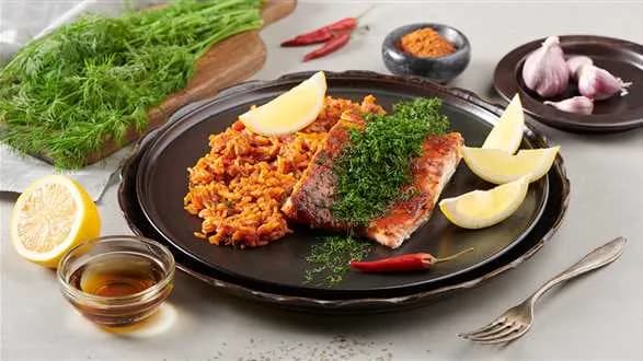 Łosoś na ostro z pomidorowym ryżem