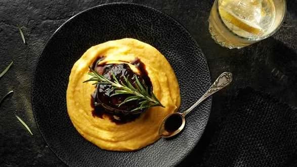 Bruk z polędwicy wołowej podany na purée z marchwi