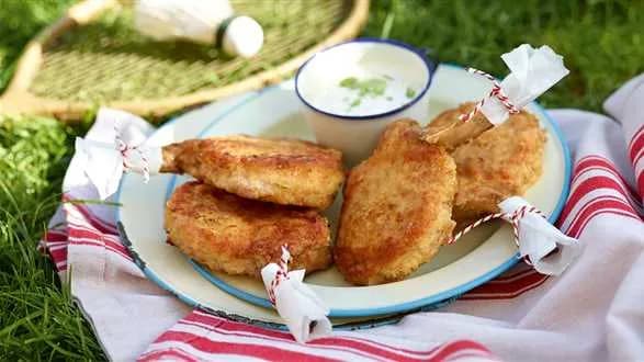 Kotlety schabowe z dipem musztardowo-ogórkowym