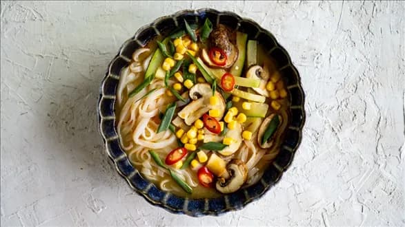 Zupa umami z makaronem ryżowym i warzywami