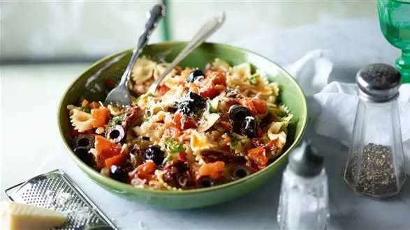 Makaron z pomidorami i oliwkami